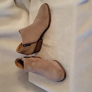 Pre-Owned, Lucky Brand, Fenley Tan Suede Zipped Anklet Boots w/Sm Heel, Sz: 7M